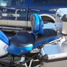 BMW R1200GS LC: Solo with RCP Built-in Drivers backrest and pouch, Graphite Leather inserts with Blue vinyl sides and Halfmoon pattern