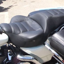 Harley-Davidson Road King: Day-Long Solo Leather insert with vinyl trim.