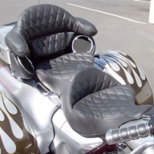 Harley-Davidson Ultra Classic: Black Leather Insert Vinyl Side Small Diamond Pattern
