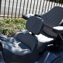 Honda GL 1800 Trike: Dual Leather Saddle with Small Diamond Pattern