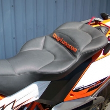 KTM 690 Enduro: Day-Long Dual Sport Seat | Black Gripper Insert in Half Moon Pattern | Black Vinyl Sides